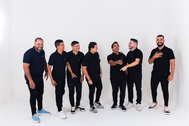 Integrantes da banda reunidos de preto