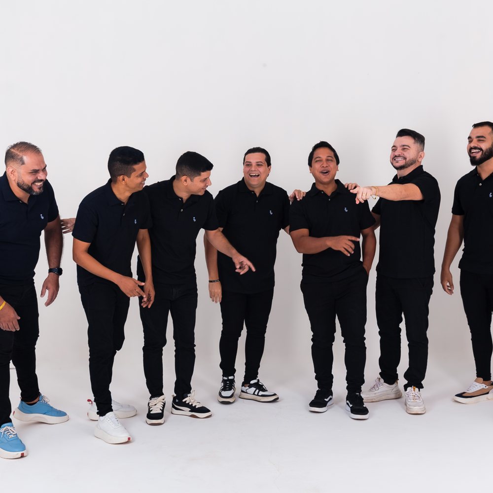 Os sete integrantes da Banda Som e Louvor reunidos, vestindo preto